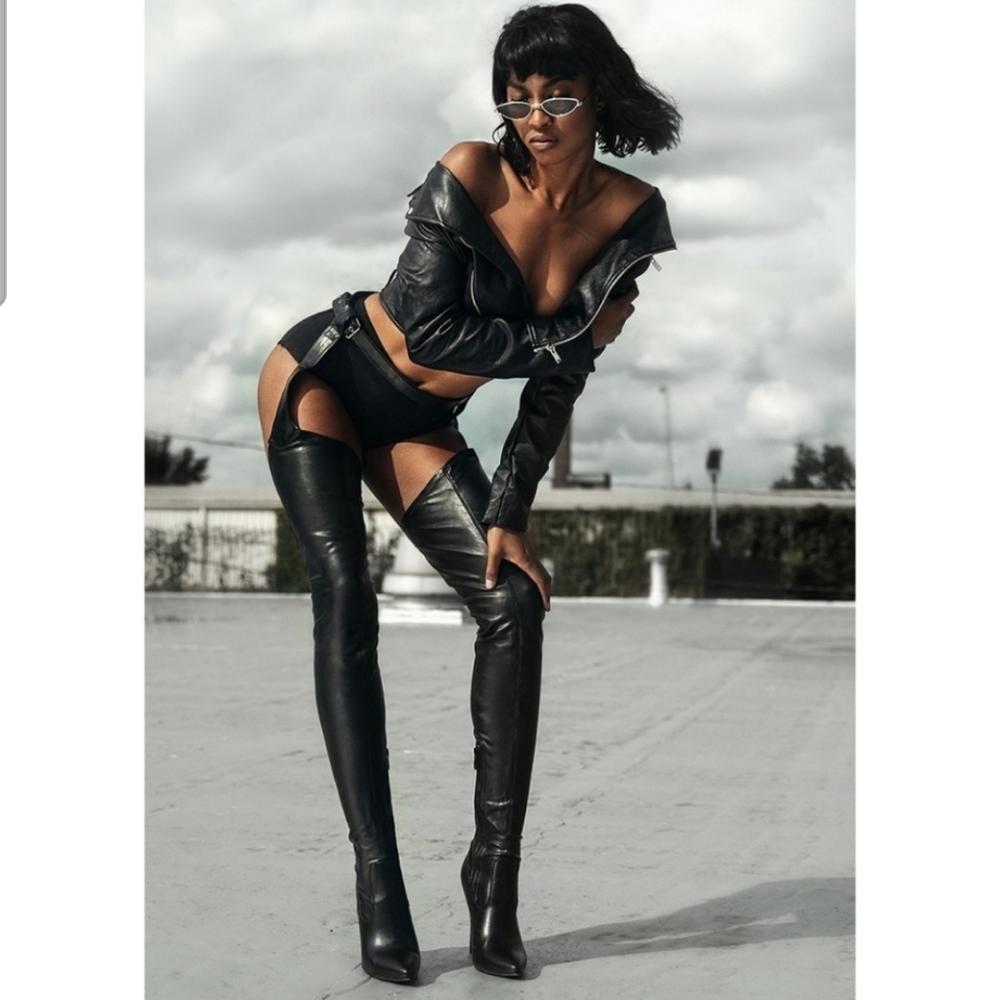 Thigh high black boots with belt - Picture 15 of 17